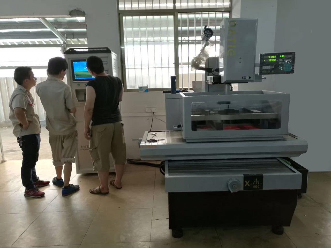 精密型中走絲現(xiàn)場安裝照片